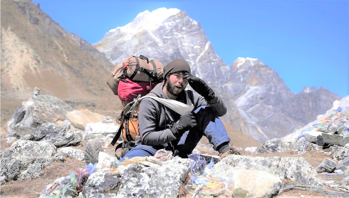 नथानिएल मेनिन्गर भरिया भएर सगरमाथा आधार शिविर यात्रा क्रममा। तस्बिर सौजन्यः नथानिएल मेनिन्गर र बबिन दुलाल